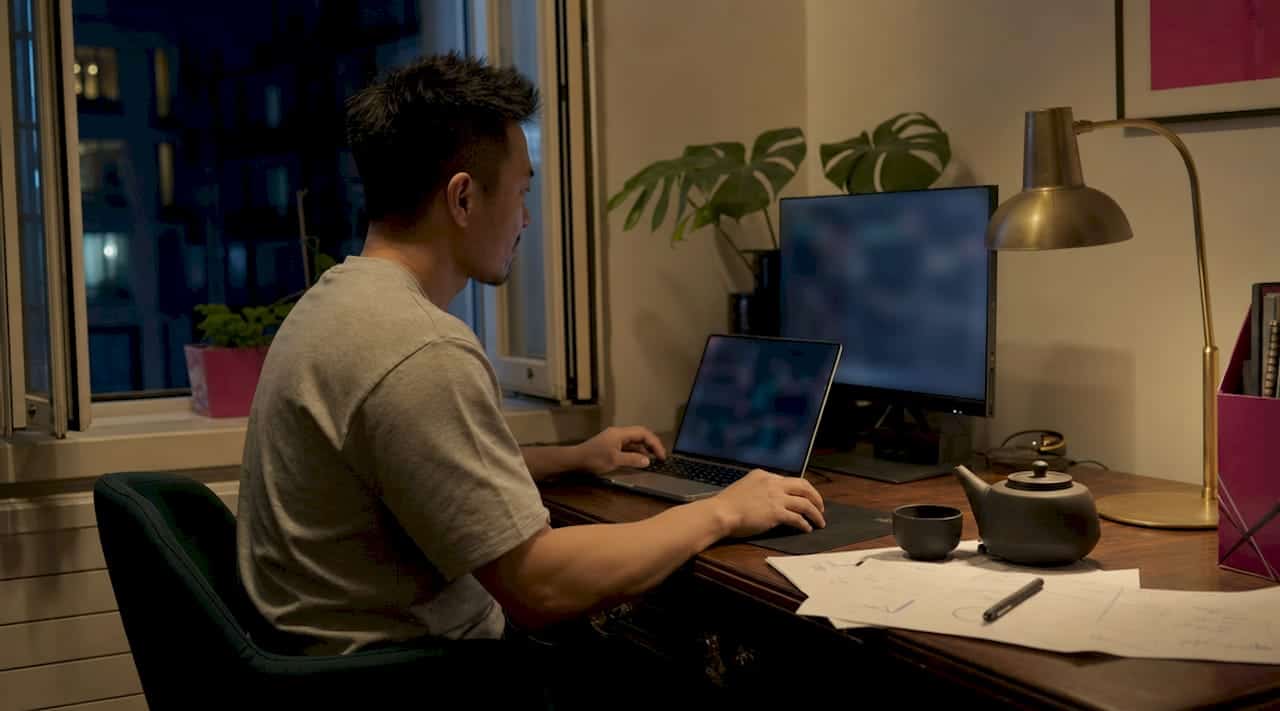 Trader setting up forex trade copier on laptop