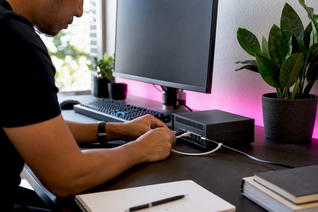 Trader's hands setting up trading VPS device