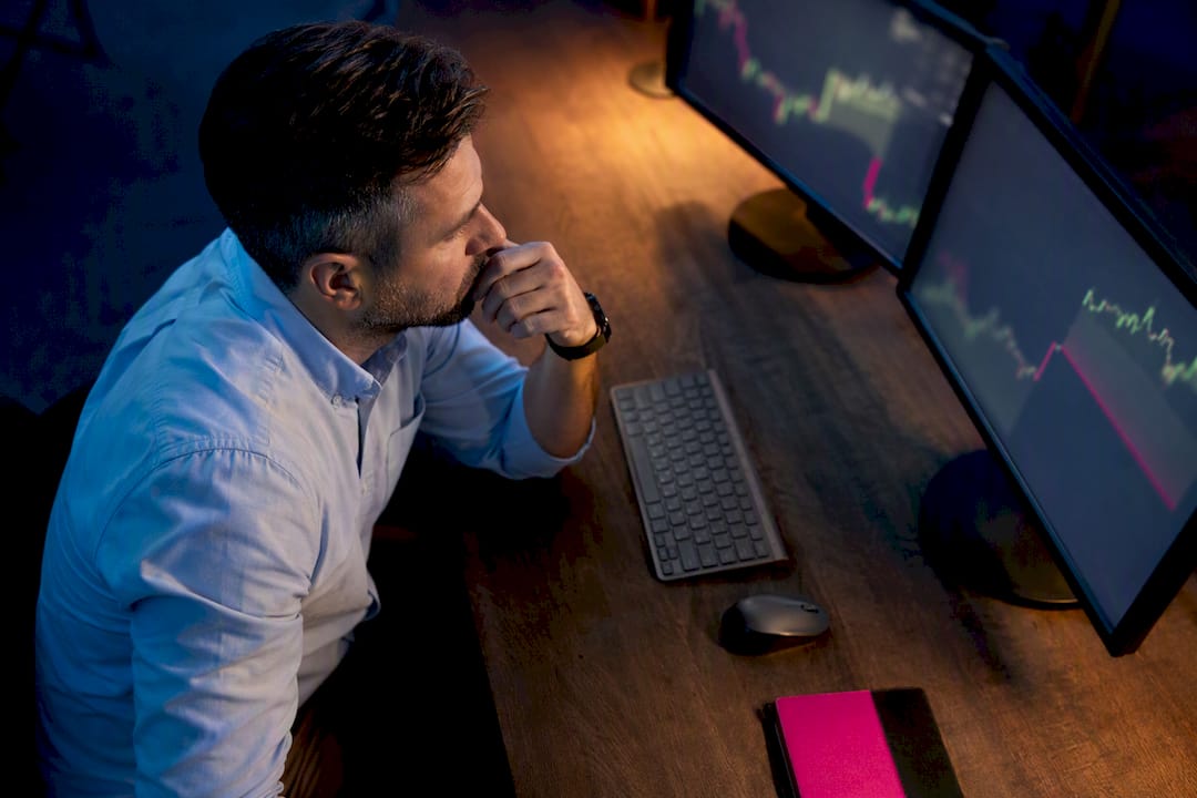 Analyst reviewing Sunday forex gap charts