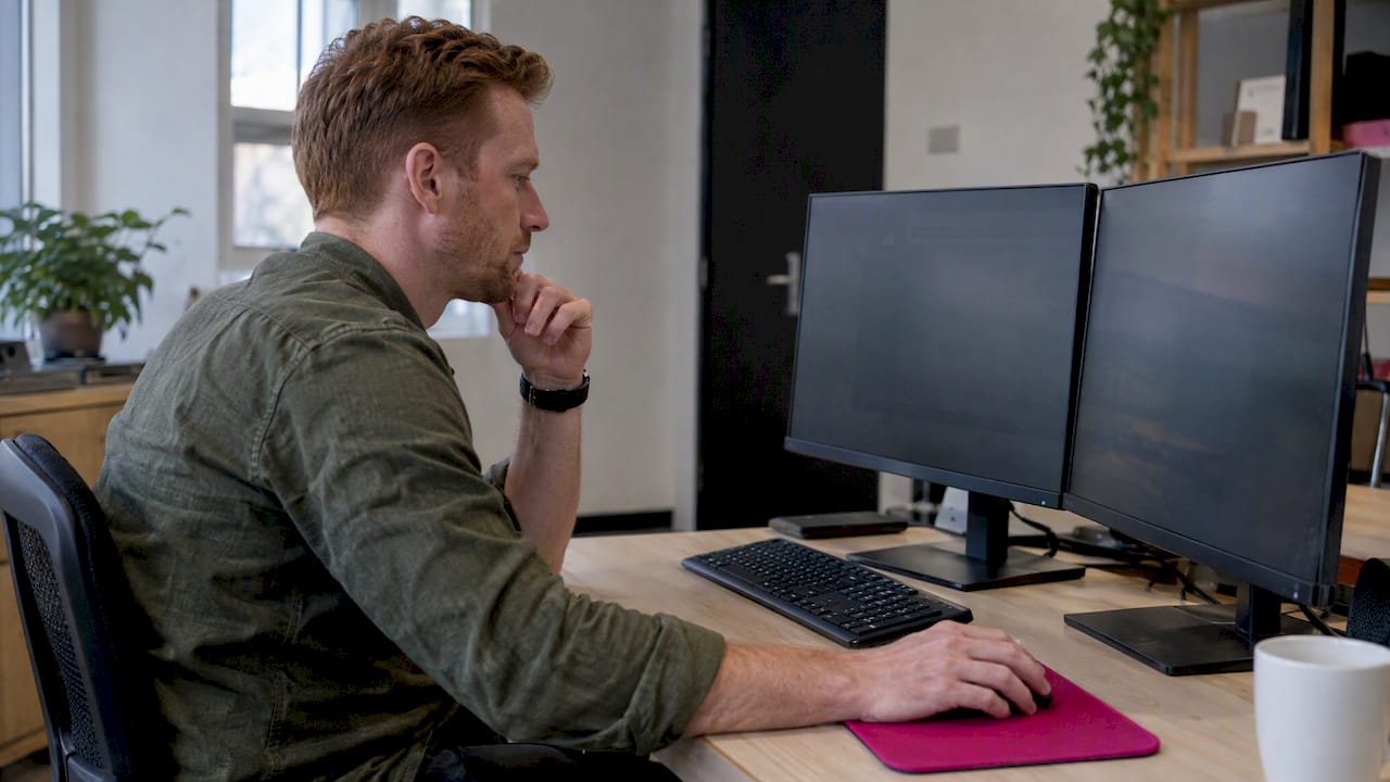 Account manager comparing copied trade executions